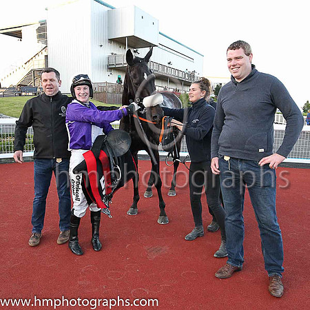 01st Robin Des Mana (5, purple and white qtrd) and Ms N Carberry, trainer Gordon Elliott, Owner T Howley Jnr