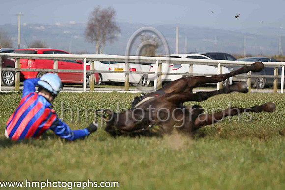 13thF Tyrone Tiger ( 3 , red and royal blue stripes ) and C.M. Collins (2) - Trainer : Miss Suzy Barkley - Owner : Applepie Syndicate