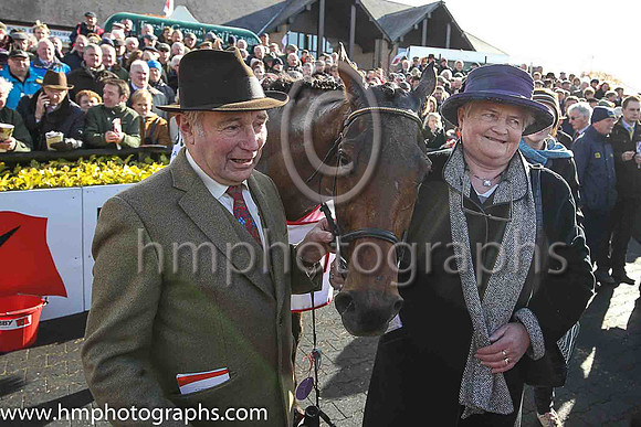 01st CARLINGFORD LOUGH ( 1 , emerald green and orange hoops ) and Barry Geraghty - Trainer : John E Kiely