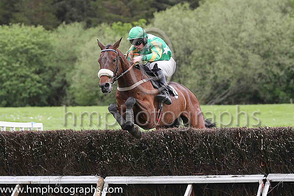 F HAZINOWINGS and M J O'Hare ( 5 , EMERALD GREEN,white stars; emerald green,yellow striped sleeves; emerald green  yellow striped cap ) Trainer: Dermot McLoughlin,, Owner : Thomas Carey