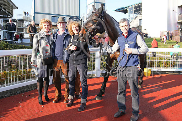 01st Fine Rightly ( 1 , maroon, white chevron ) and A.E. Lynch - Trainer : S.R.B. Crawford - Owner : Miss Patricia Duffin