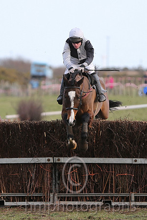 01 Ballyarthur  Derek O'Connor - Trainer : Colin S McKeever, Black and white qtrd