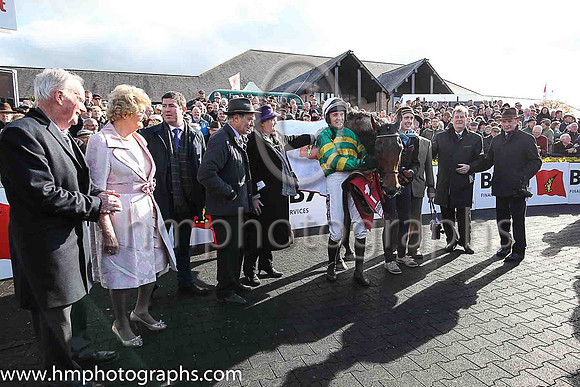 01st CARLINGFORD LOUGH ( 1 , emerald green and orange hoops ) and Barry Geraghty - Trainer : John E Kiely