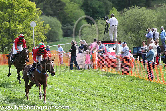 01st MAPLE MONS and B O'Neill ( 3 , RED,green chevrons; red, plain sleeves; red  green hooped cap ) Trainer: D.M. Christie,, Owner : David Charles  Arron Charles