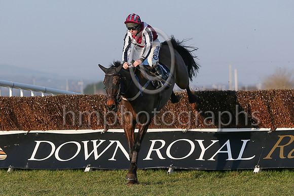 01st Fine Rightly ( 1 , maroon, white chevron ) and A.E. Lynch - Trainer : S.R.B. Crawford - Owner : Miss Patricia Duffin