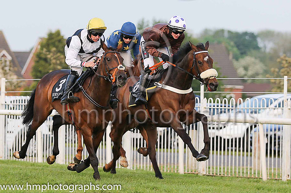 01st Duckweed (3, black and white diabolo,white sleeves, yellow cap) and Mark Bolger, Trainer Mrs John Harrington, Owner Kieran Guinness