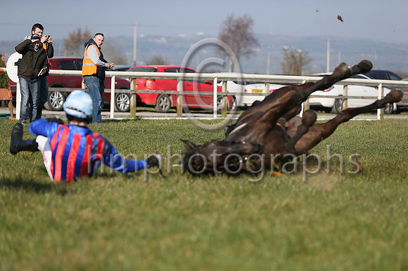 13thF Tyrone Tiger ( 3 , red and royal blue stripes ) and C.M. Collins (2) - Trainer : Miss Suzy Barkley - Owner : Applepie Syndicate