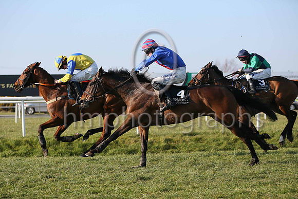 01st Kylestyle ( 4 , blue, red panel ) and G.N. Fox (3) - Trainer : F. Flood - Owner : John Nestor
