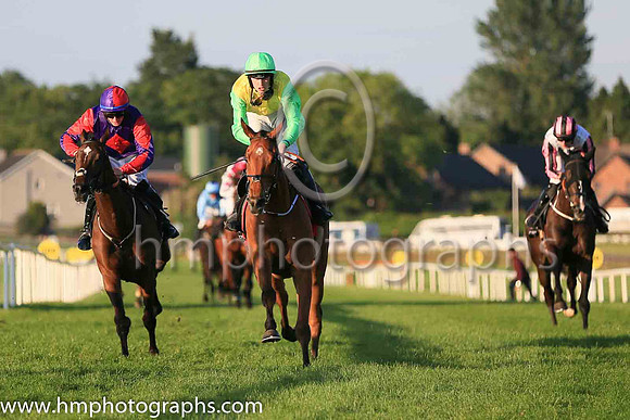 01st The Last Mardi and H.C. Swan(7) (1 ,yelow, light green sleeves ), Trainer:Gordon Elliott , Owner:Sheila O'Ryan, Tom  Lenka Meagher