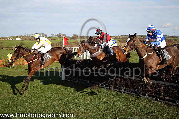 MISS OSCAR FAVOUR and K Corrigan ( 9 , MAROON,white hoop; white sleeves,maroon stars; maroon cap,white star ) Trainer: James W. Doyle,, Owner : Jason Higgins
