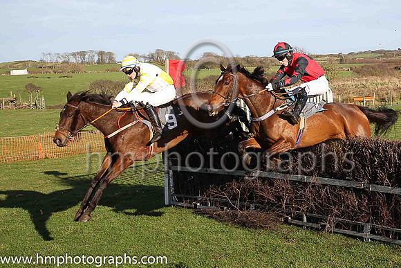 MISS OSCAR FAVOUR and K Corrigan ( 9 , MAROON,white hoop; white sleeves,maroon stars; maroon cap,white star ) Trainer: James W. Doyle,, Owner : Jason Higgins