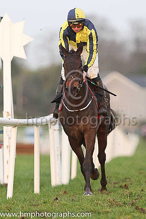 01st Last Minute Man and Mr J J Codd ( 5 , dark blue and yellow qtrd ) Trainer - G Elliott , Owner - Paul  Clare Rooney Partnership