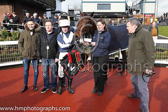 01st Holeinthewall Bar and D F O?Regan ( 2 , dark blue, white chevron ) Trainer - G Elliott , Owner - Blended Syndicate