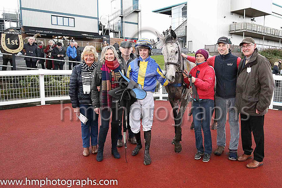 01st Indy Island and J J Slevin ( 11 , royal blue, yellow panel ) Trainer - S R B Crawford , Owner - John Gilmour