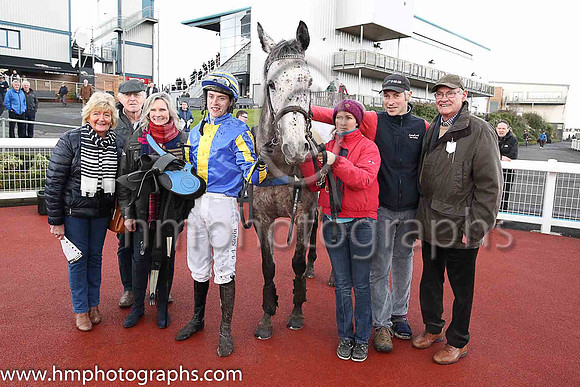 01st Indy Island and J J Slevin ( 11 , royal blue, yellow panel ) Trainer - S R B Crawford , Owner - John Gilmour