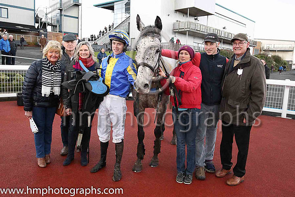 01st Indy Island and J J Slevin ( 11 , royal blue, yellow panel ) Trainer - S R B Crawford , Owner - John Gilmour