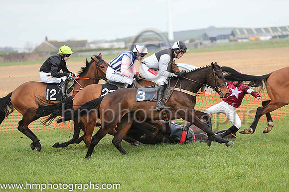 COMMANDANT and J J Codd ( 7 , MAROON,white star; maroon sleeves,white armlet; maroon cap,white star ) Trainer: Gordon Elliott,, Owner : Gigginstown House Stud