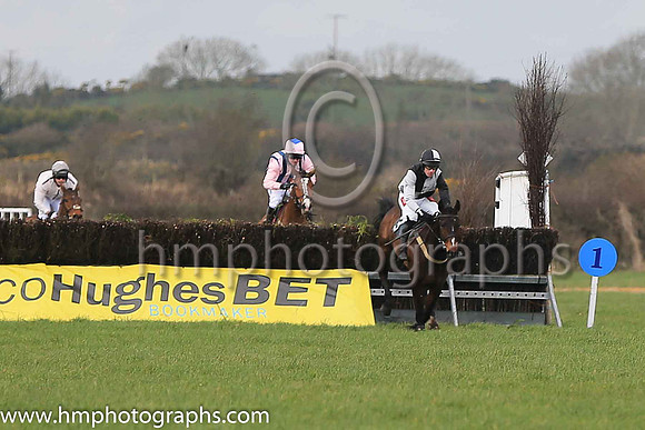 01st TEMPLEPARK (GB) and Derek O'Connor ( 3 ,Antrim (H) - BLACK  WHITE QTD; black  white hlvd sleeves; white cap ) Trainer: Colin S. McKeever , Owner : W.W. Dennison