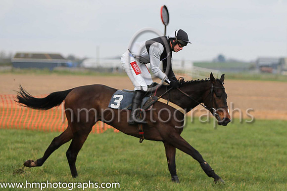 01st TEMPLEPARK (GB) and Derek O'Connor ( 3 ,Antrim (H) - BLACK  WHITE QTD; black  white hlvd sleeves; white cap ) Trainer: Colin S. McKeever , Owner : W.W. Dennison