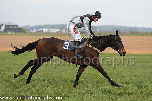 01st TEMPLEPARK (GB) and Derek O'Connor ( 3 ,Antrim (H) - BLACK  WHITE QTD; black  white hlvd sleeves; white cap ) Trainer: Colin S. McKeever , Owner : W.W. Dennison