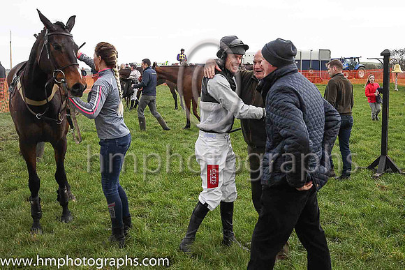 01st TEMPLEPARK (GB) and Derek O'Connor ( 3 ,Antrim (H) - BLACK  WHITE QTD; black  white hlvd sleeves; white cap ) Trainer: Colin S. McKeever , Owner : W.W. Dennison