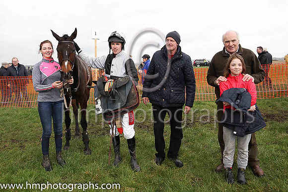 01st TEMPLEPARK (GB) and Derek O'Connor ( 3 ,Antrim (H) - BLACK  WHITE QTD; black  white hlvd sleeves; white cap ) Trainer: Colin S. McKeever , Owner : W.W. Dennison
