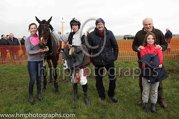 01st TEMPLEPARK (GB) and Derek O'Connor ( 3 ,Antrim (H) - BLACK  WHITE QTD; black  white hlvd sleeves; white cap ) Trainer: Colin S. McKeever , Owner : W.W. Dennison