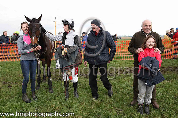 01st TEMPLEPARK (GB) and Derek O'Connor ( 3 ,Antrim (H) - BLACK  WHITE QTD; black  white hlvd sleeves; white cap ) Trainer: Colin S. McKeever , Owner : W.W. Dennison
