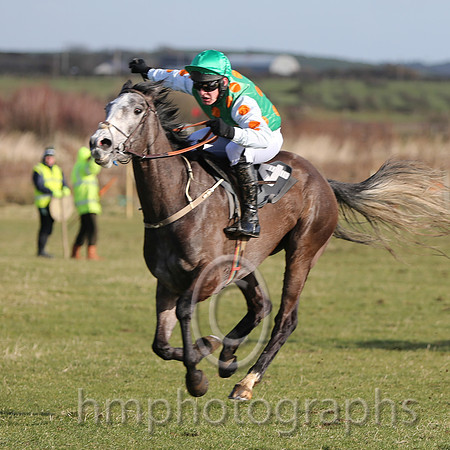 01 Monbeg Rose  R James - Trainer : Donnchadh Doyle, Green, orange spots