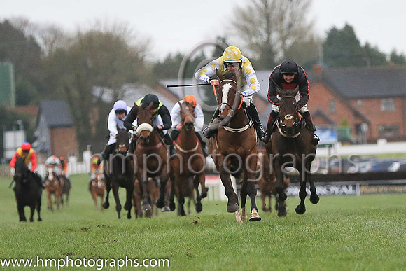 01st Dazzling Sarah and Mr D J Benson ( 3 , white and yellow diamonds ) Trainer - P A Fahy , Owner - James Coen