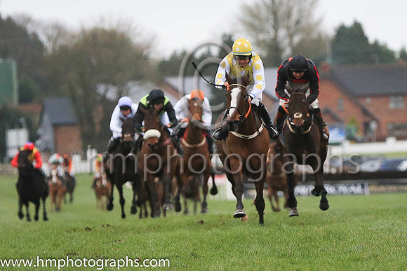 01st Dazzling Sarah and Mr D J Benson ( 3 , white and yellow diamonds ) Trainer - P A Fahy , Owner - James Coen