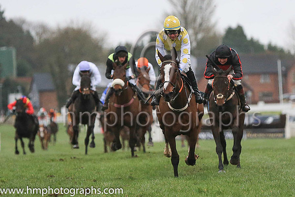 01st Dazzling Sarah and Mr D J Benson ( 3 , white and yellow diamonds ) Trainer - P A Fahy , Owner - James Coen