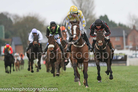 01st Dazzling Sarah and Mr D J Benson ( 3 , white and yellow diamonds ) Trainer - P A Fahy , Owner - James Coen