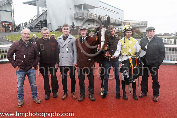 01st Dazzling Sarah and Mr D J Benson ( 3 , white and yellow diamonds ) Trainer - P A Fahy , Owner - James Coen