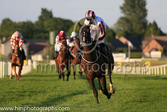 03rd Dreamz and J.L. Gleeson(7) (10 ,white, white and maroon striped sleeves ), Trainer:Brian Nolan , Owner:Brian Martin O'Connor/Ms. Mary B. Kinsella