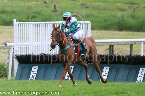 08th Hillary John (2 ,white and green hoops ) Jockey: Peter Carberry ,Trainer: B R Hamilton