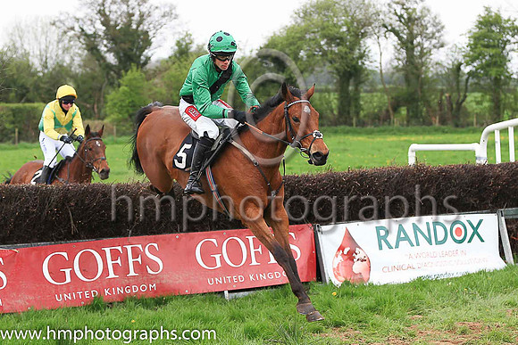 02nd LONGHOUSE MUSIC (GB) and Derek O'Connor ( 5 , EMERALD GREEN,black sash; emerald green sleeves; emerald green cap,black spots ) Trainer: Sam Curling , Owner : John Duggan