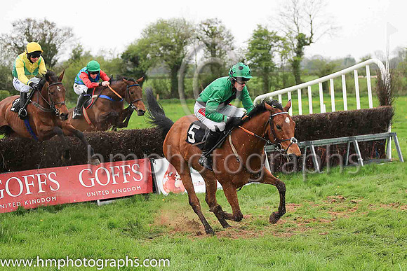 02nd LONGHOUSE MUSIC (GB) and Derek O'Connor ( 5 , EMERALD GREEN,black sash; emerald green sleeves; emerald green cap,black spots ) Trainer: Sam Curling , Owner : John Duggan