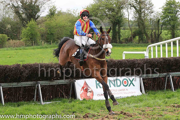 03rd SKYHILL ALLSTAR and G Doyle ( 6 , WHITE  RED  GOLD STRIPES; blue sleeves; red  gold cap ) Trainer: Dermot McLoughlin,, Owner : Liam Rice
