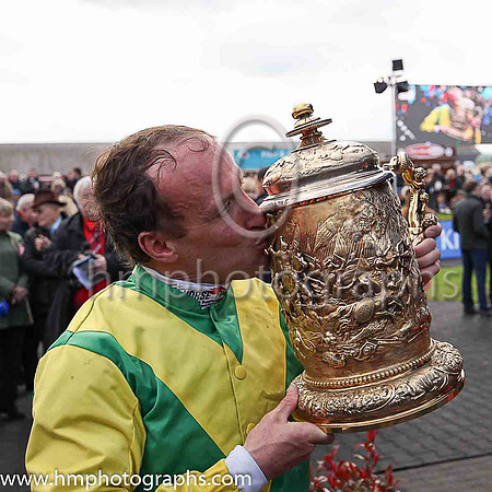 Robbie Power kieese the Coral Punchestown Gold Cup