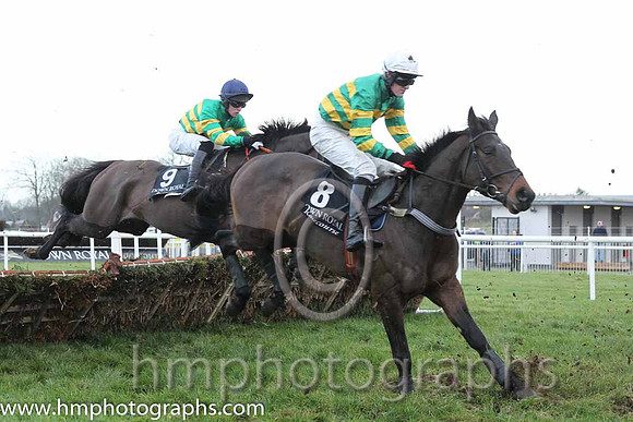 07 My Kind Of Town & J M Moore - 7th (9, emerald green, orange hooped, blue cap) & 09 Mad For Road & G N Fox - 9th (8, emerald green, orange hooped, white cap ) - CU2D0018-28
