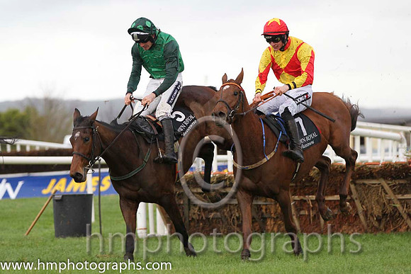 03 Gitane Du Berlais & R Walsh - 3rd (5, emerald green, dark green sleeves ) & 04 Annagh Haven & D E Mullins - 4th (7, red and yellow diabolo) - FT8E0199-5