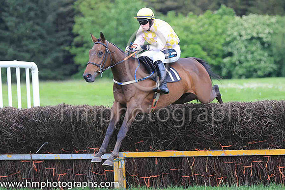 04th SAMMYLOU and P Deegan ( 11 , PINK  YELLOW CHECK; pink sleeves; yellow cap ) Trainer: Warren Ewing,, Owner : Warren Ewing
