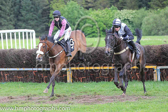 AULD SOD and J C Barry ( 33 , BLACK,yellow seams; mauve sleeves; black cap,yellow star ) Trainer: Mervyn Torrens , Owner : Anne Torrens