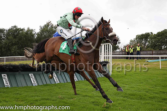 3rd Verona Opera and A E Lynch ( 4 , emerald green, red diamond ) Trainer - S R B Crawford , Owner - Ivy Wall Syndicate