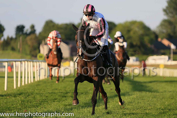 03rd Dreamz and J.L. Gleeson(7) (10 ,white, white and maroon striped sleeves ), Trainer:Brian Nolan , Owner:Brian Martin O'Connor/Ms. Mary B. Kinsella