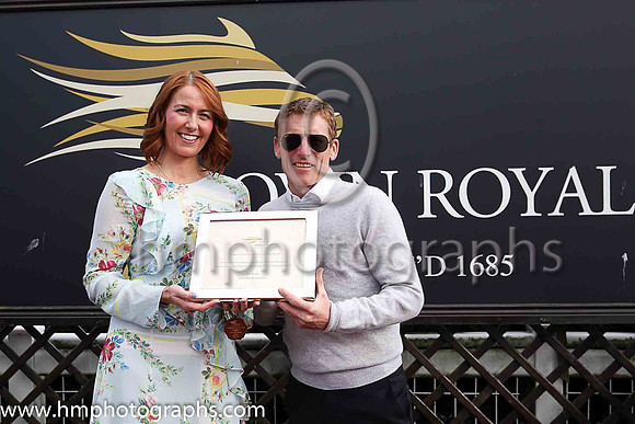 Julia Galbraith of Magners presents winning trophy to J P Murtagh winning trainer of Sankaru Royale