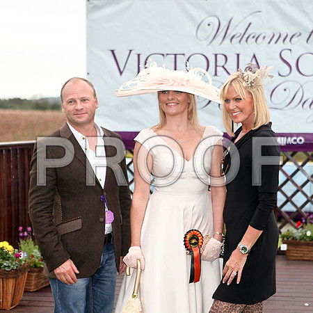 Hugh Black Manager of Victoria Square and Alison Campbell with a finalist in the Best Dressed Lady Competition - IMG_9588-e