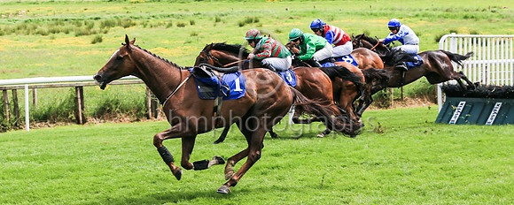 01st Arizona Flyer  and ( 3 , green  and red hoops ) Trainer - M Winters , Owner - Thomas McNulty