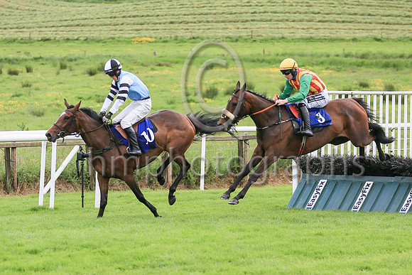 01st Butterflyvespiere and ( 3 , red and yellow stripes ) Trainer - Peter Fahey , Owner - Winning Ways Enigma Syndicate - AA1V9883